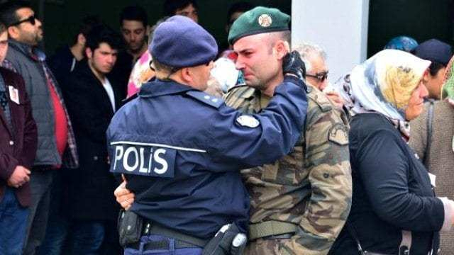 Rüyada Asker Polisten Kaçmak - Rüya Meali içeride Rüyada Silahlı Soygun Görmek