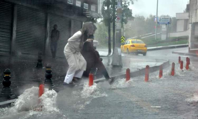 Rüyada Yağmur Sel Görmek - Ruyandagor içeride Rüyada Temiz Sel Suyu Görmek