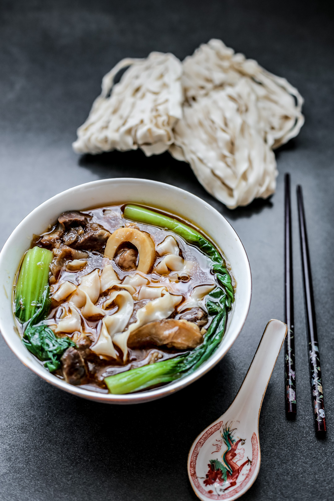 Taiwanese Beef Shank Noodle Soup - Ang Sarap içeride Rüyada Noodle Görmek